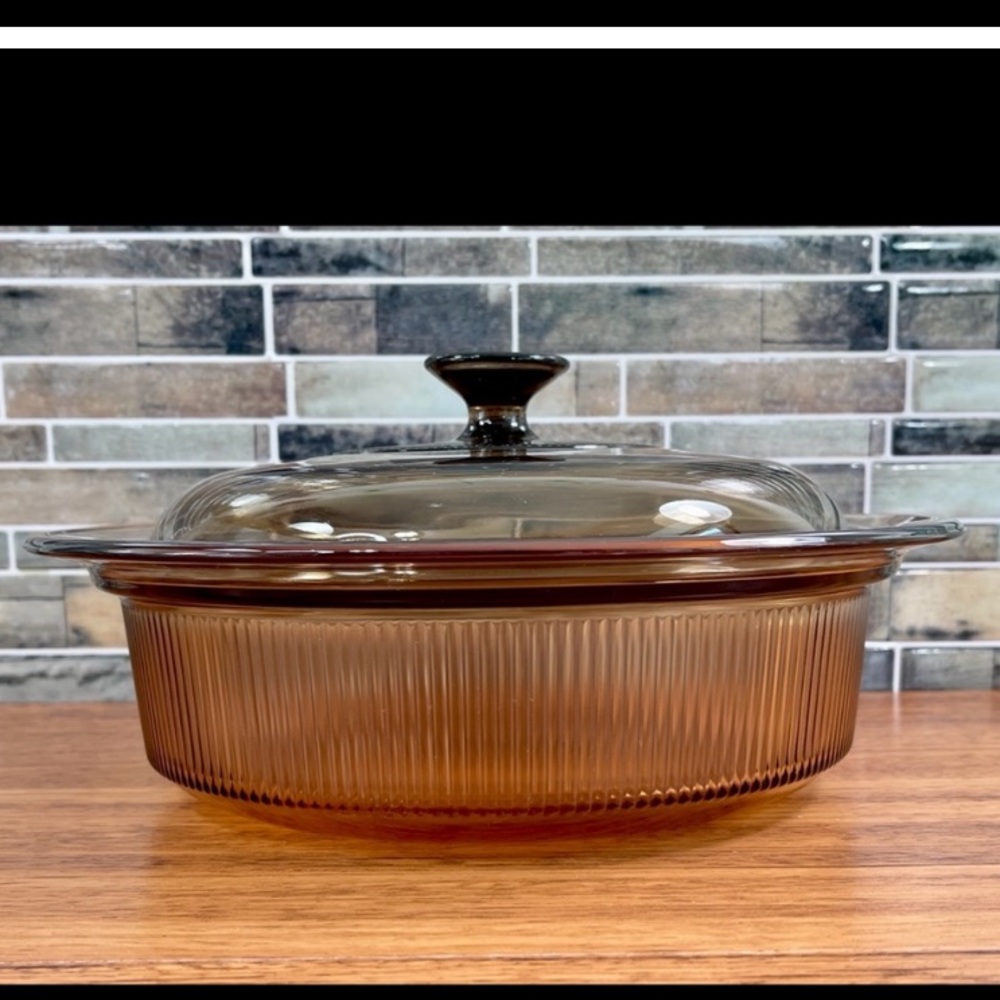 Visions fireside (now called Pyrex) , gorgeous vintage piece. Info in pics